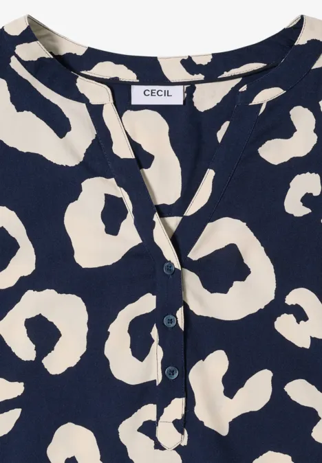 Dunkelbluse mit weißem, abstraktem Muster und Knopfleiste.